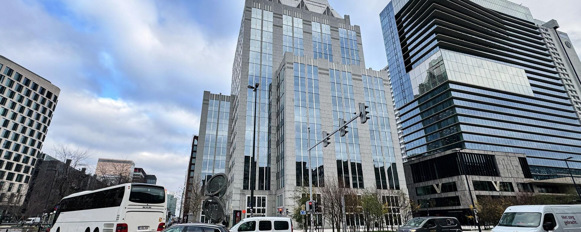 سيارات تمر أمام مقر شركة يوروكلير في بروكسل - سبوتنيك عربي, 1920, 06.02.2026