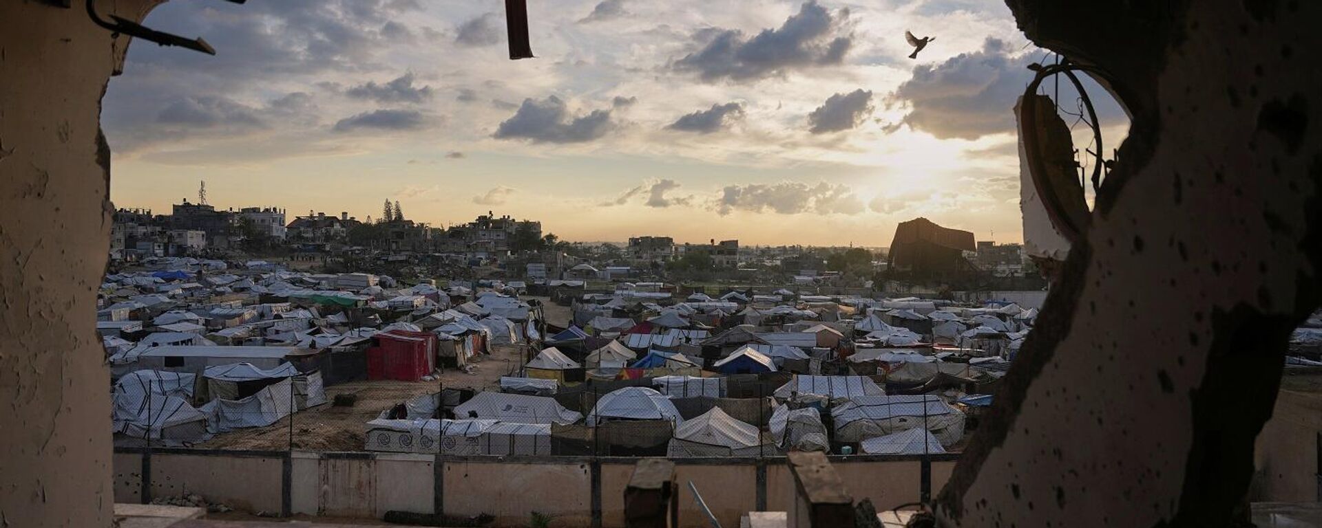 مبنى في دير البلح بوسط قطاع غزة تضرر بشدة جراء العمليات الجوية والبرية الإسرائيلية، 13 ديسمبر/ كانون الأول 2025. - سبوتنيك عربي, 1920, 18.12.2025