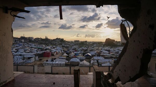 مبنى في دير البلح بوسط قطاع غزة تضرر بشدة جراء العمليات الجوية والبرية الإسرائيلية، 13 ديسمبر/ كانون الأول 2025. - سبوتنيك عربي
