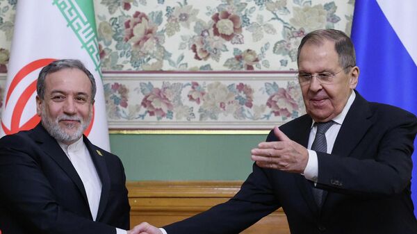 وزير الخارجية الروسي سيرغي لافروف، ونظيره الإيراني، عباس عراقجي، يتصافحان بعد مؤتمر صحفي مشترك في موسكو، 17 ديسمبر/ كانون الأول 2025 - سبوتنيك عربي