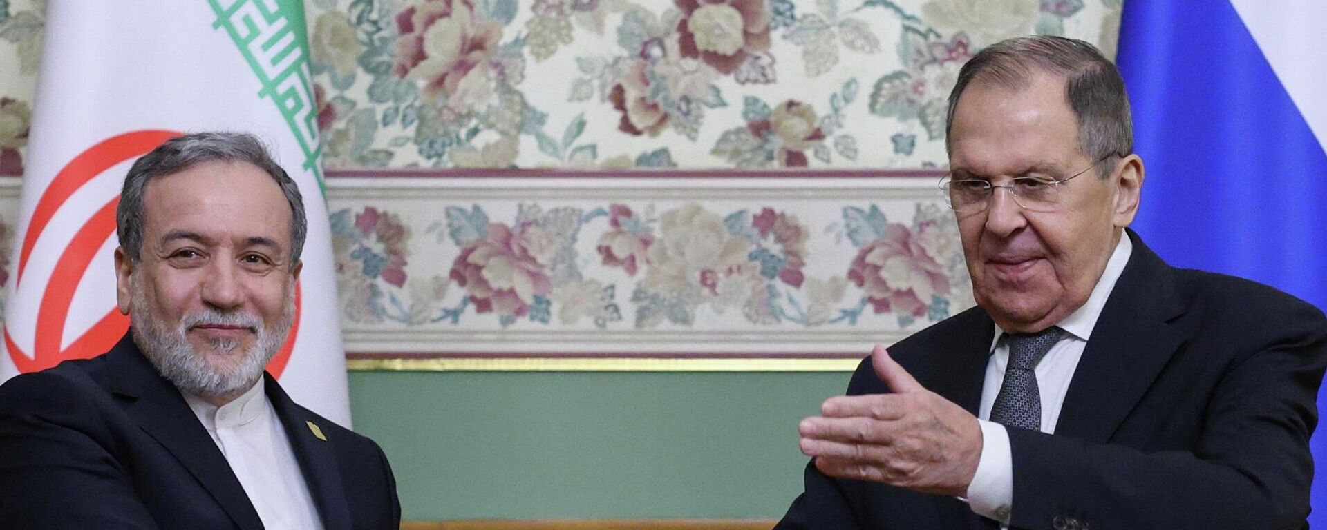 وزير الخارجية الروسي سيرغي لافروف، ونظيره الإيراني، عباس عراقجي، يتصافحان بعد مؤتمر صحفي مشترك في موسكو، 17 ديسمبر/ كانون الأول 2025 - سبوتنيك عربي, 1920, 18.12.2025