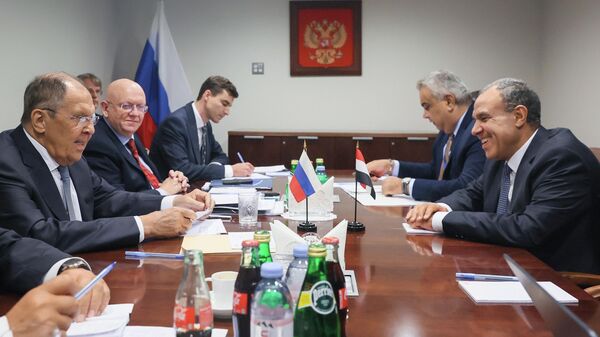 وزير الخارجية الروسي سيرغي لافروف (يسار) ووزير الخارجية المصري بدر أحمد عبد العاطي (يمين) خلال اجتماع على هامش الأسبوع رفيع المستوى للجمعية العامة للأمم المتحدة في نيويورك. - سبوتنيك عربي