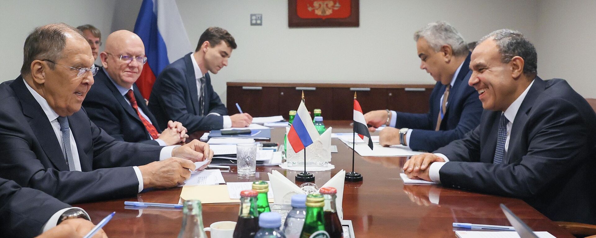 وزير الخارجية الروسي سيرغي لافروف (يسار) ووزير الخارجية المصري بدر أحمد عبد العاطي (يمين) خلال اجتماع على هامش الأسبوع رفيع المستوى للجمعية العامة للأمم المتحدة في نيويورك. - سبوتنيك عربي, 1920, 18.12.2025