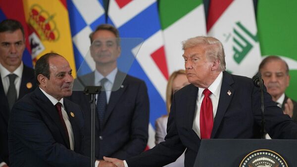 الرئيس الأمريكي، دونالد ترامب، يصافح نظيره المصري، عبد الفتاح السيسي، خلال قمة غزة الدولية للسلام في شرم الشيخ، مصر، 13 أكتوبر/ تشرين الأول 2025 - سبوتنيك عربي