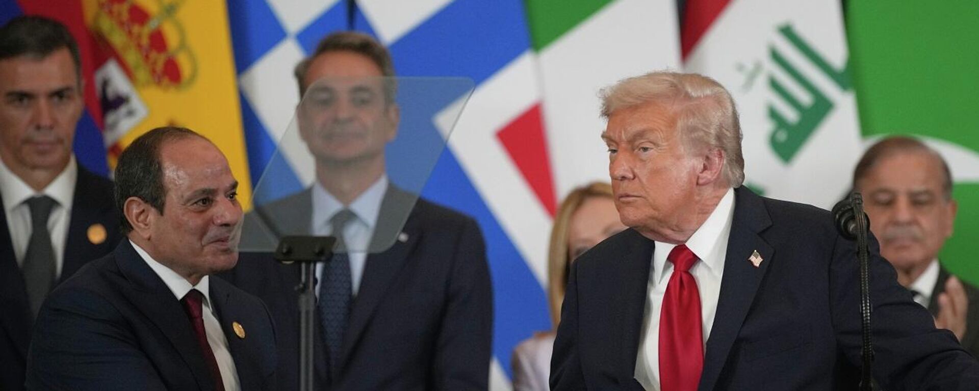 الرئيس الأمريكي، دونالد ترامب، يصافح نظيره المصري، عبد الفتاح السيسي، خلال قمة غزة الدولية للسلام في شرم الشيخ، مصر، 13 أكتوبر/ تشرين الأول 2025 - سبوتنيك عربي, 1920, 21.01.2026