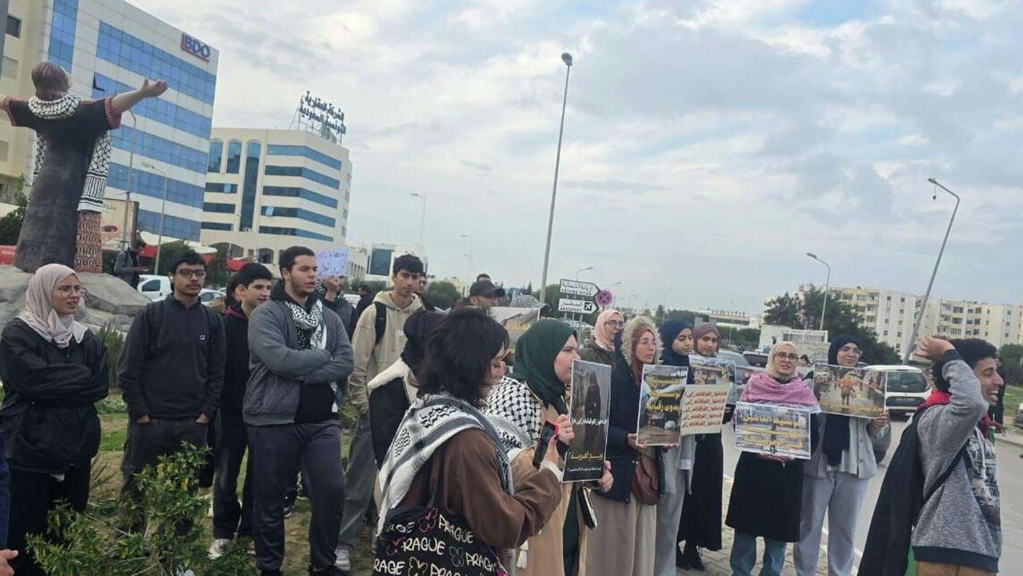 تونسيون يخرجون في مسيرة تندد بالصمت الدولي تجاه الكارثة الإنسانية في غزة