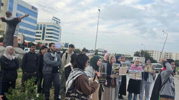 مسيرة أمام سفارتي تركيا وقطر في تونس تندد بالصمت الدولي تجاه الكارثة الإنسانية في غزة، 18 ديسمبر/ كانون الأول 2025 - سبوتنيك عربي