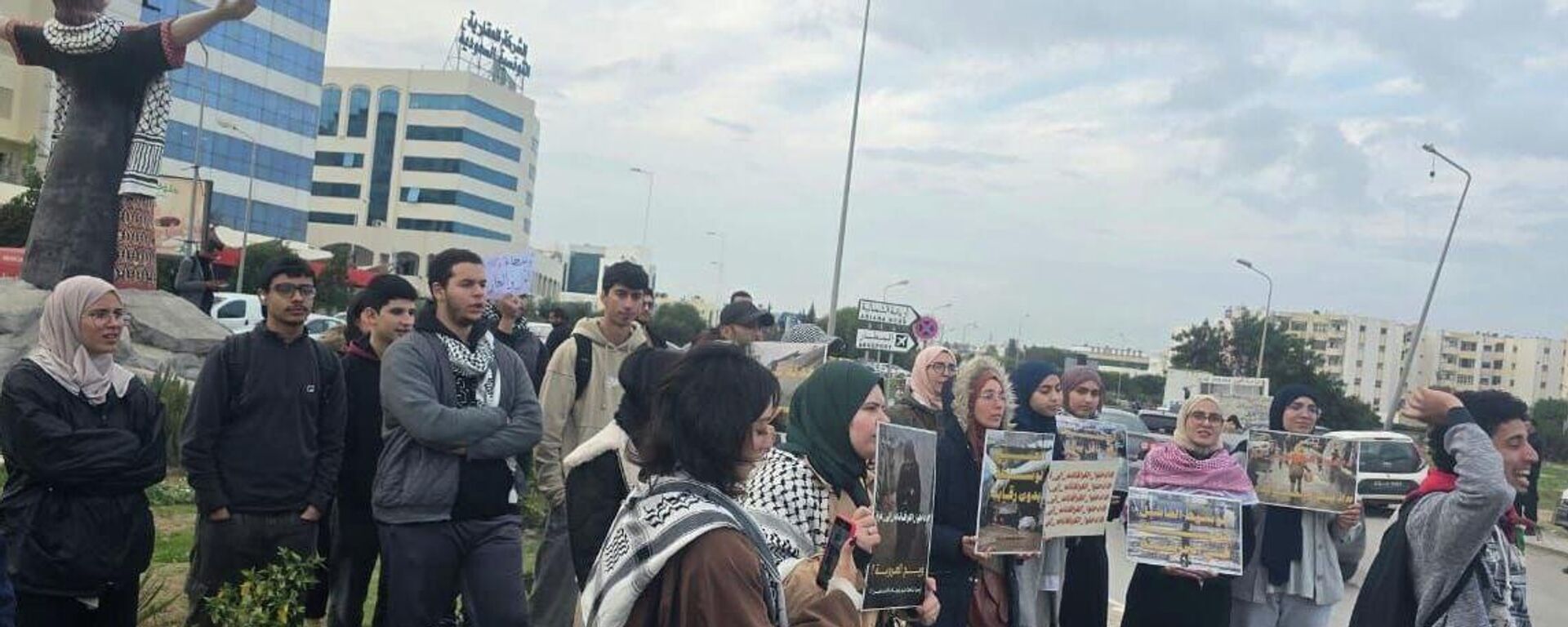 مسيرة أمام سفارتي تركيا وقطر في تونس تندد بالصمت الدولي تجاه الكارثة الإنسانية في غزة، 18 ديسمبر/ كانون الأول 2025 - سبوتنيك عربي, 1920, 18.12.2025