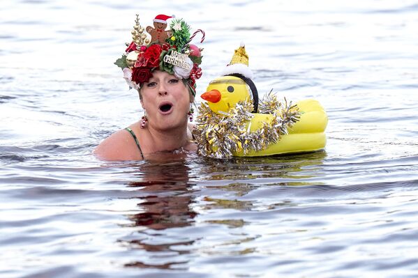 أليس غودريدج، عضوة في مجموعة "لوخ إنش ديبرز" للسباحة في المياه المفتوحة، تشارك في سباحة ذات طابع عيد الميلاد في بحيرة "لوخ إنش"، بالقرب من كينغوسي، في منتزه "كيرنغورمز" الوطني. - سبوتنيك عربي