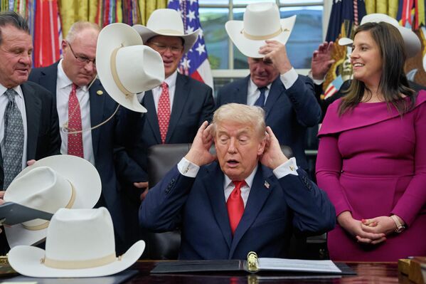 صورة للرئيس الأمريكي دونالد ترامب، وهو يصفف شعره مازحًا، لالتقاط صورة مع أعضاء فريق الهوكي الأولمبي الأمريكي للرجال، في البيت الأبيض، وإلى يمينه النائبة إليز ستيفانيك، الجمهورية عن ولاية نيويورك. - سبوتنيك عربي