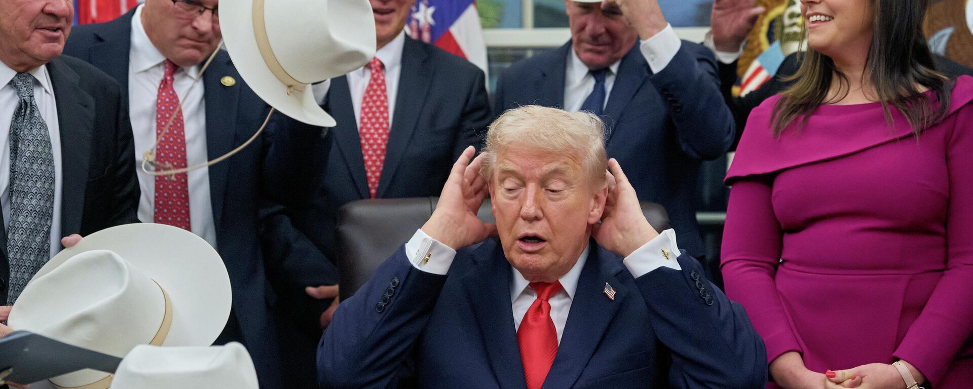 صورة للرئيس الأمريكي دونالد ترامب، وهو يصفف شعره مازحًا، لالتقاط صورة مع أعضاء فريق الهوكي الأولمبي الأمريكي للرجال، في البيت الأبيض، وإلى يمينه النائبة إليز ستيفانيك، الجمهورية عن ولاية نيويورك. - سبوتنيك عربي, 1920, 26.12.2025