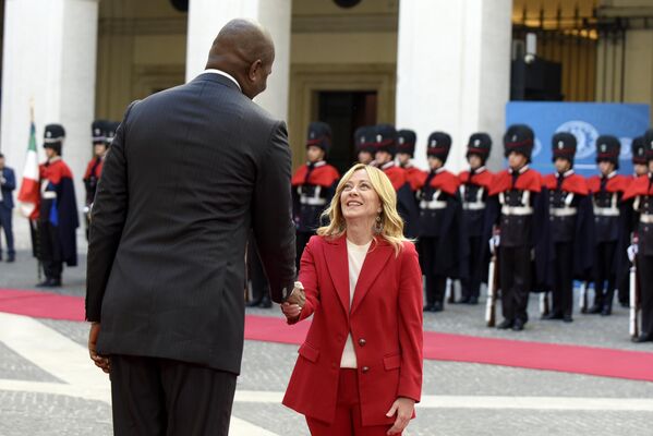 صورة تظهر رئيسة الوزراء الإيطالية جورجيا ميلوني وهي تستقبل رئيس جمهورية موزمبيق، دانيال فرانسيسكو تشابو، في قصر كيجي، في روما، إيطاليا. - سبوتنيك عربي