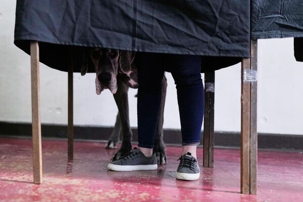 ناخب يدلي بصوته خلال جولة إعادة الانتخابات الرئاسية في سانتياغو، تشيلي. - سبوتنيك عربي