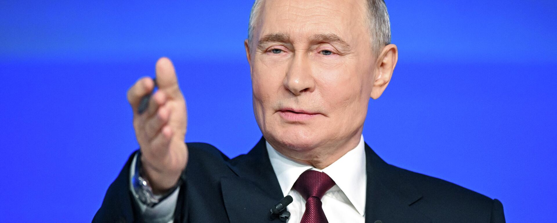 الرئيس الروسي فلاديمير بوتين يجيب على الأسئلة خلال البرنامج الخاص نتائج العام. - سبوتنيك عربي, 1920, 19.12.2025