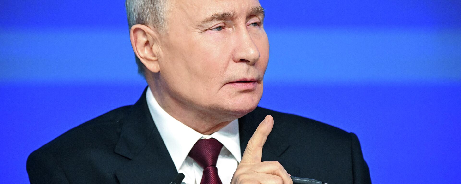 الرئيس الروسي فلاديمير بوتين يجيب على الأسئلة خلال البرنامج الخاص نتائج العام. - سبوتنيك عربي, 1920, 19.12.2025