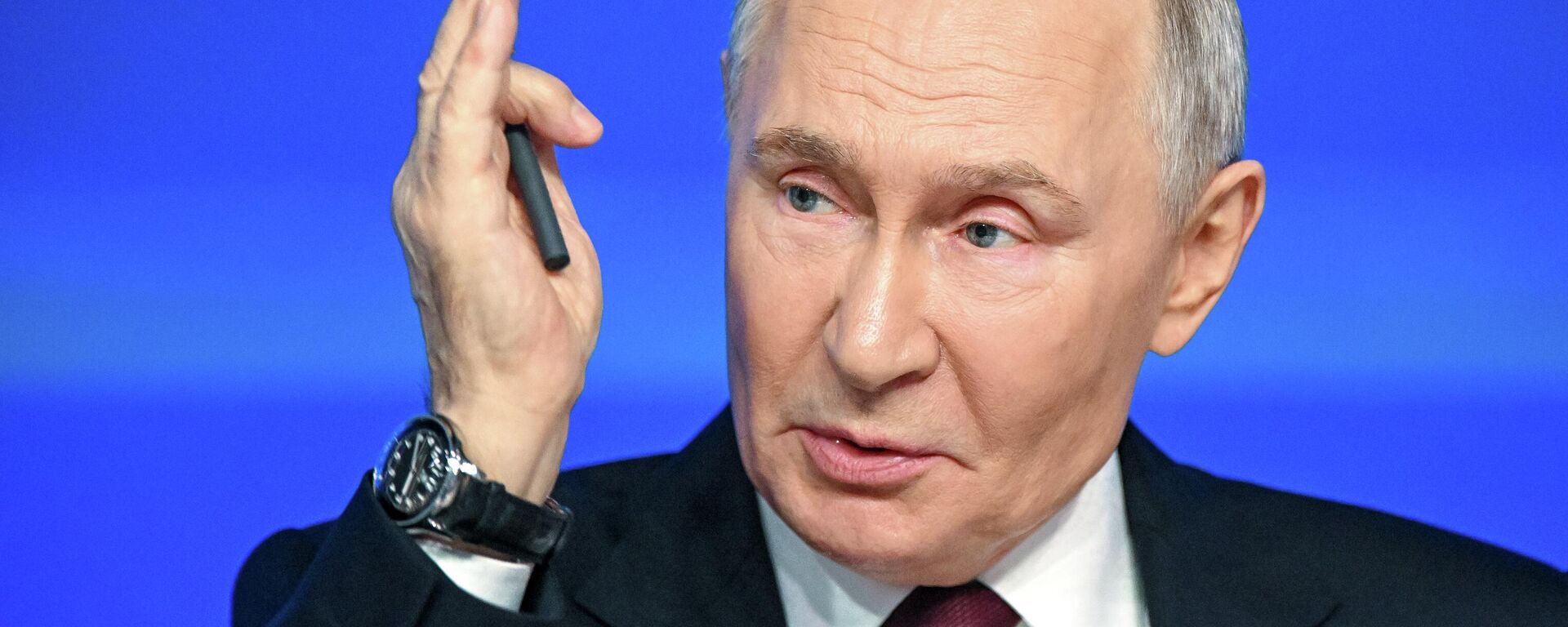 الرئيس الروسي فلاديمير بوتين يجيب على الأسئلة خلال البرنامج الخاص نتائج العام. - سبوتنيك عربي, 1920, 19.12.2025