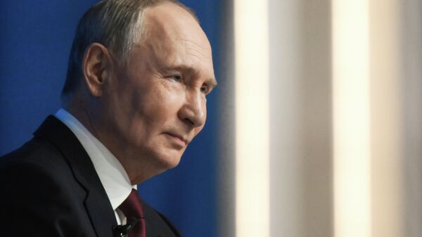 الرئيس الروسي فلاديمير بوتين يجيب على الأسئلة خلال البرنامج الخاص نتائج العام. - سبوتنيك عربي