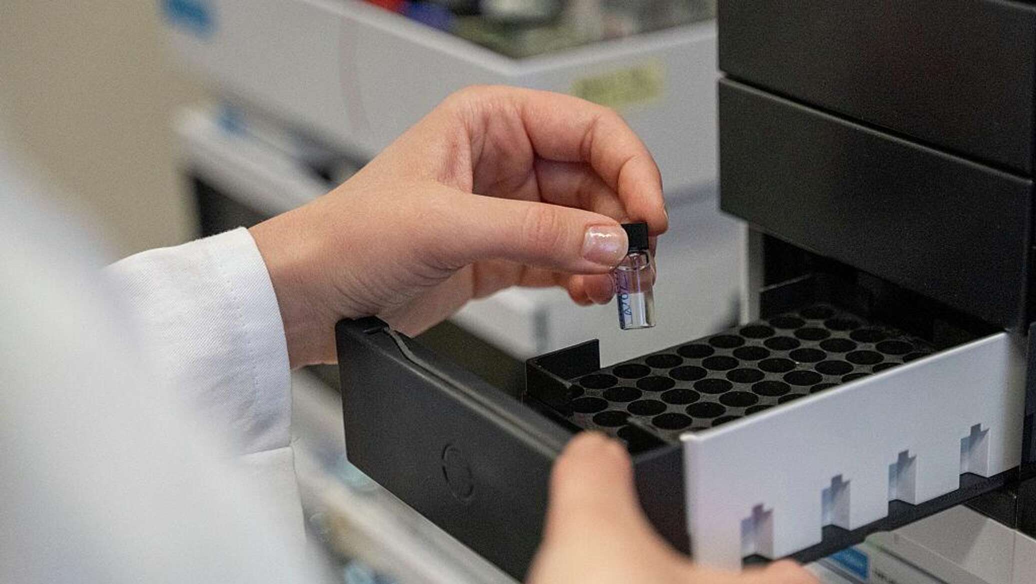 روسيا تكشف عن أول مطياف كتلة ترادفي يستخدم ثلاثة محللات رباعية الأقطاب محلي الصنع