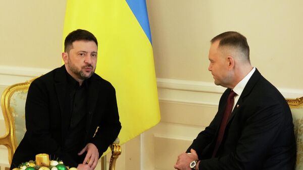 الرئيس البولندي كارول ناووركي (يمين) وزيلينسكي يتحدثان خلال اجتماعهما في القصر الرئاسي في وارسو، بولندا، يوم الجمعة 19 ديسمبر/كانون الأول 2025. - سبوتنيك عربي