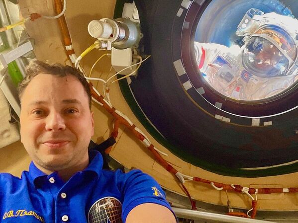 رائد الفضاء الروسي أوليغ بلاتونوف، يلتقط صورة "سيلفي" على متن محطة الفضاء الدولية، بينما كان زملاؤه أليكسي زوبريتسكي وسيرجي ريزيكوف، يعملان خارج المحطة رائد الفضاء الروسي أوليغ بلاتونوف، يلتقط صورة "سيلفي" على متن محطة الفضاء الدولية، بينما كان زملاؤه أليكسي زوبريتسكي وسيرجي ريزيكوف، يعملان خارج المحطة - سبوتنيك عربي