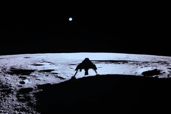 ظل مركبة هبوط القمر الخاصة "بلو غوست"، يظهر على سطح القمر بعد الهبوط وإيصال شحنة خاصة لـ"ناسا"، 2 مارس/ آذار 2025 ظل مركبة هبوط القمر الخاصة "بلو غوست"، يظهر على سطح القمر بعد الهبوط وإيصال شحنة خاصة لـ"ناسا"، 2 مارس/ آذار 2025 - سبوتنيك عربي