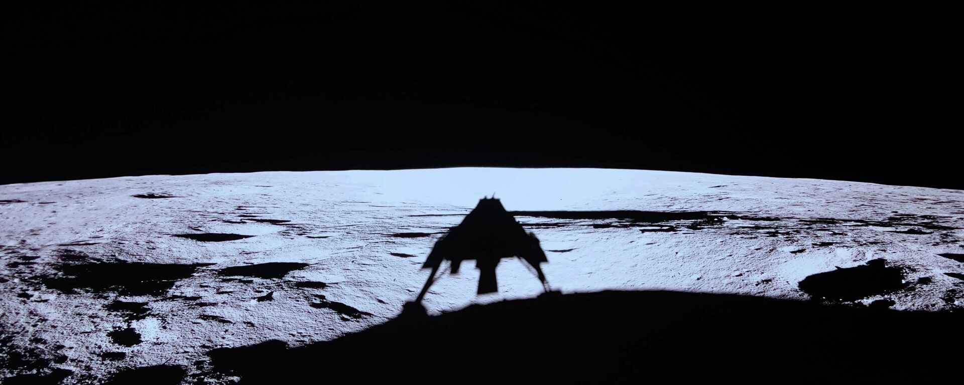 يظهر ظل المركبة القمرية الخاصة بلو غوست على سطح القمر بعد هبوطها عليه حاملةً شحنة خاصة لوكالة ناسا في مارس/ آذار 2025 - سبوتنيك عربي, 1920, 02.01.2026