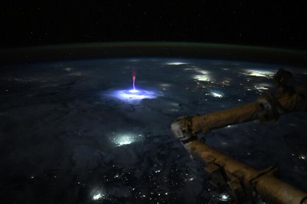 مشهد نادر للبرق المعروف باسم "سبرايت"بعدسة رائدة الفضاء من وكالة "ناسا"، نيكول آيرز مشهد نادر للبرق المعروف باسم "سبرايت"بعدسة رائدة الفضاء من وكالة "ناسا"، نيكول آيرز - سبوتنيك عربي