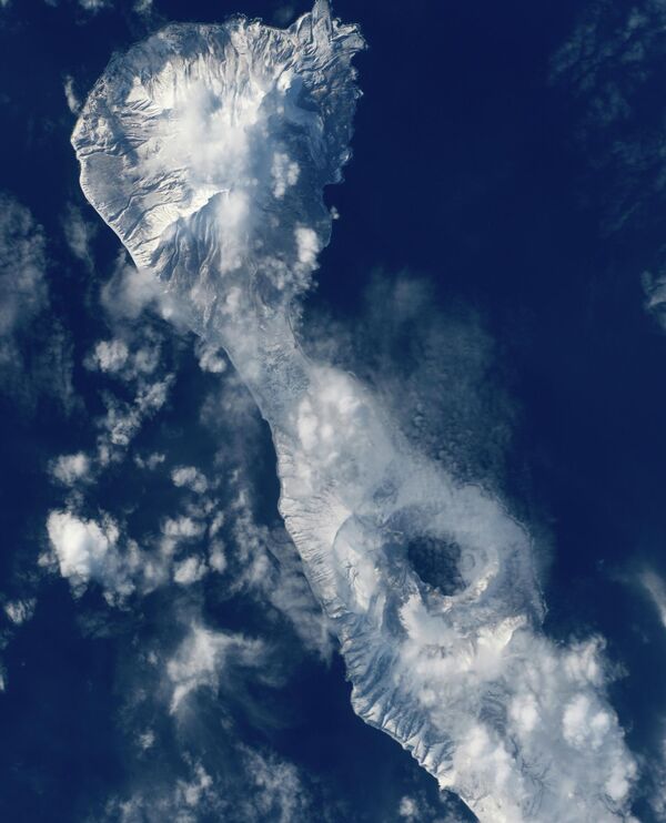 جزيرة "سيموشير"، بركان "زافاريتسكي"، جبل "ميلنا" باللون الفيروزي جزيرة "سيموشير"، بركان "زافاريتسكي"، جبل "ميلنا" باللون الفيروزي - سبوتنيك عربي