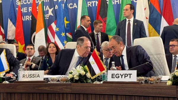 وزير الخارجية المصري، بدر عبد العاطي، مع نظيره الروسي، سيرغي لافروف، في الجلسة العامة الأولى للمؤتمر الوزاري الثاني روسيا – أفريقيا في القاهرة، 20 ديسمبر/ كانون الأول 2025 - سبوتنيك عربي