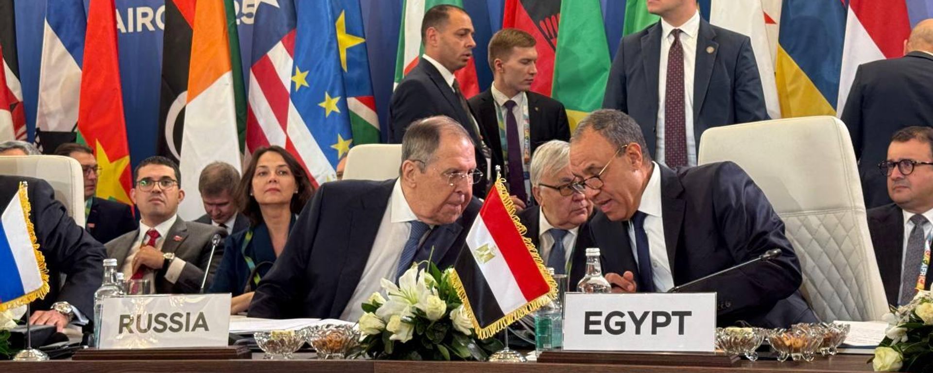وزير الخارجية المصري، بدر عبد العاطي، مع نظيره الروسي، سيرغي لافروف، في الجلسة العامة الأولى للمؤتمر الوزاري الثاني روسيا – أفريقيا في القاهرة، 20 ديسمبر/ كانون الأول 2025 - سبوتنيك عربي, 1920, 24.10.2026