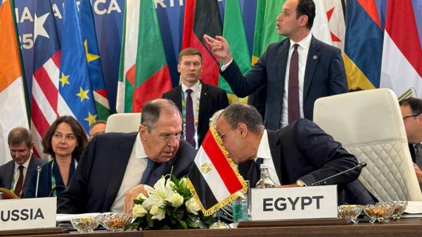 وزير الخارجية المصري، بدر عبد العاطي، مع نظيره الروسي، سيرغي لافروف، في الجلسة العامة الأولى للمؤتمر الوزاري الثاني روسيا – أفريقيا في القاهرة، 20 ديسمبر/ كانون الأول 2025 - سبوتنيك عربي
