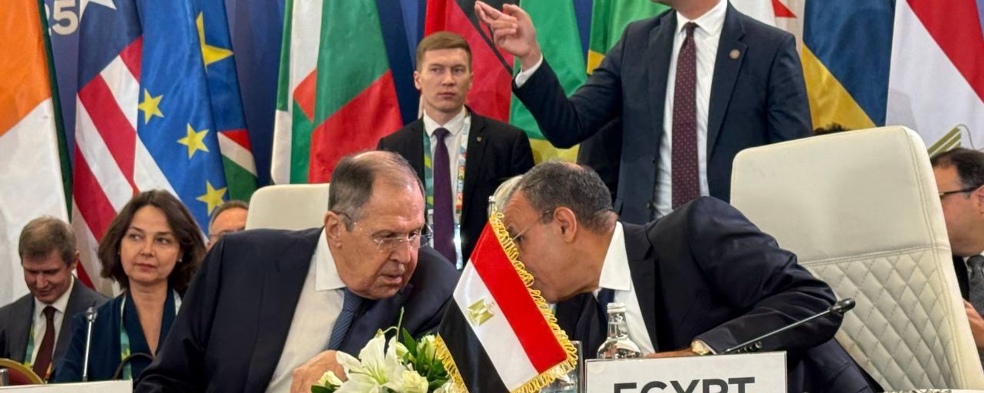 وزير الخارجية المصري، بدر عبد العاطي، مع نظيره الروسي، سيرغي لافروف، في الجلسة العامة الأولى للمؤتمر الوزاري الثاني روسيا – أفريقيا في القاهرة، 20 ديسمبر/ كانون الأول 2025 - سبوتنيك عربي, 1920, 07.07.2026