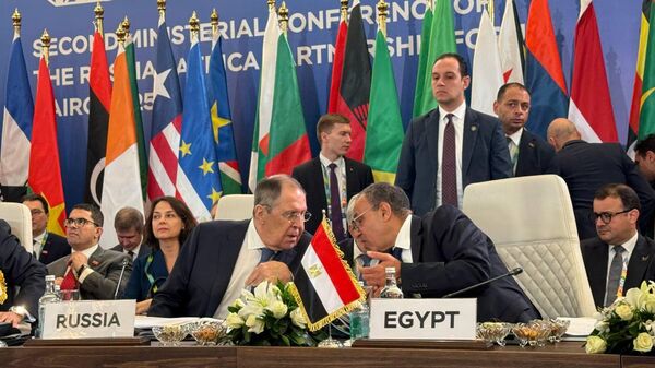 وزير الخارجية المصري، بدر عبد العاطي، مع نظيره الروسي، سيرغي لافروف، في الجلسة العامة الأولى للمؤتمر الوزاري الثاني روسيا – أفريقيا في القاهرة، 20 ديسمبر/ كانون الأول 2025 - سبوتنيك عربي