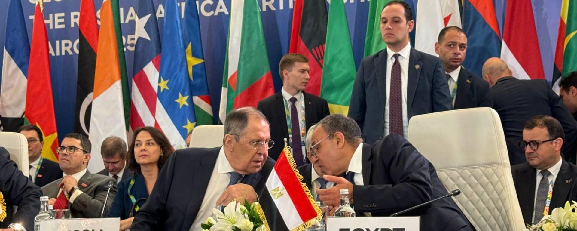 وزير الخارجية المصري، بدر عبد العاطي، مع نظيره الروسي، سيرغي لافروف، في الجلسة العامة الأولى للمؤتمر الوزاري الثاني روسيا – أفريقيا في القاهرة، 20 ديسمبر/ كانون الأول 2025 - سبوتنيك عربي, 1920, 20.12.2025