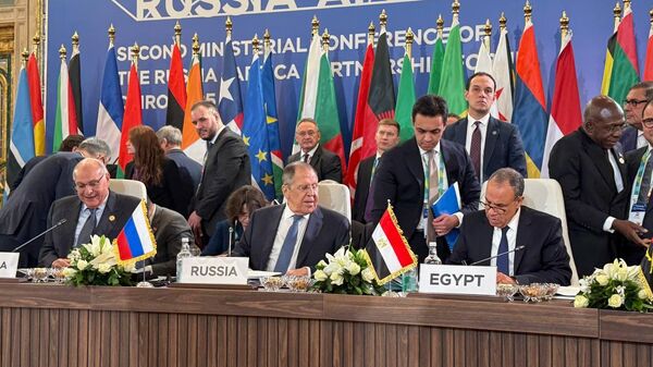 وزير الخارجية المصري، بدر عبد العاطي، مع نظيره الروسي، سيرغي لافروف، في الجلسة العامة الأولى للمؤتمر الوزاري الثاني روسيا – أفريقيا في القاهرة، 20 ديسمبر/ كانون الأول 2025 - سبوتنيك عربي