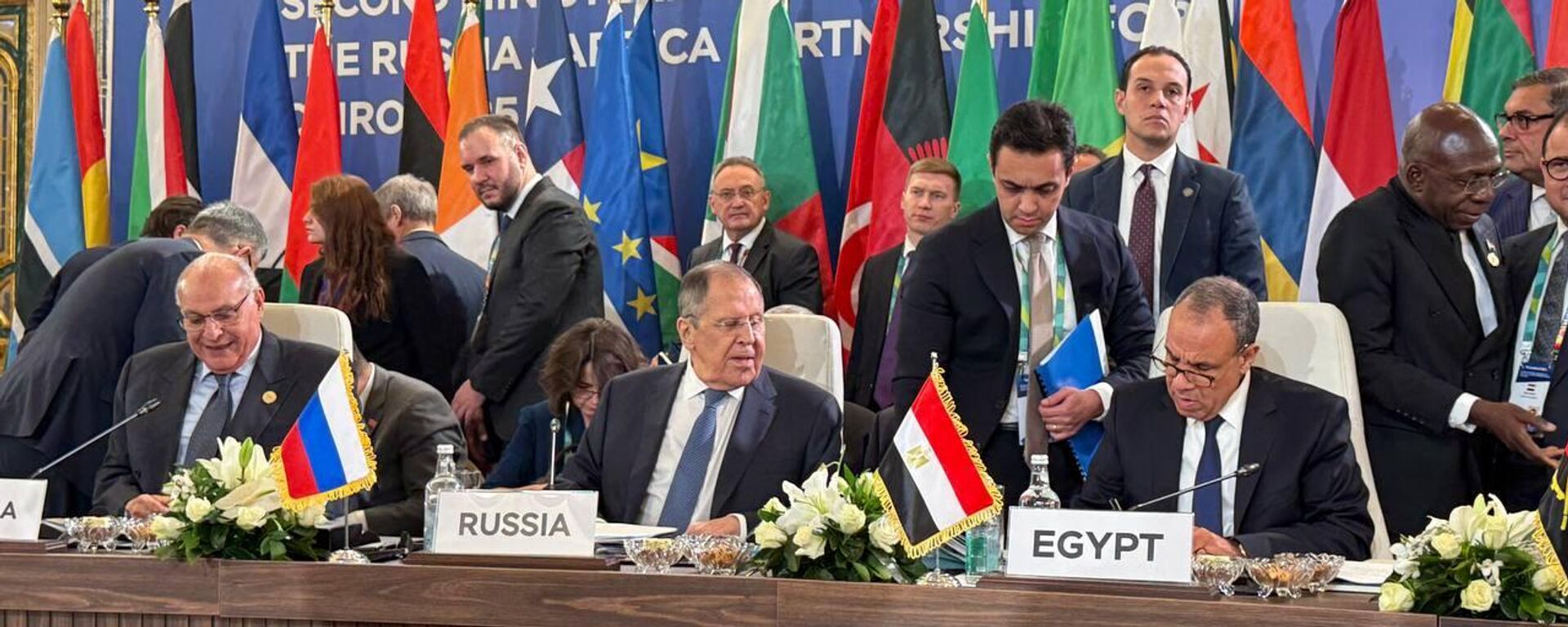 وزير الخارجية المصري، بدر عبد العاطي، مع نظيره الروسي، سيرغي لافروف، في الجلسة العامة الأولى للمؤتمر الوزاري الثاني روسيا – أفريقيا في القاهرة، 20 ديسمبر/ كانون الأول 2025 - سبوتنيك عربي, 1920, 20.12.2025