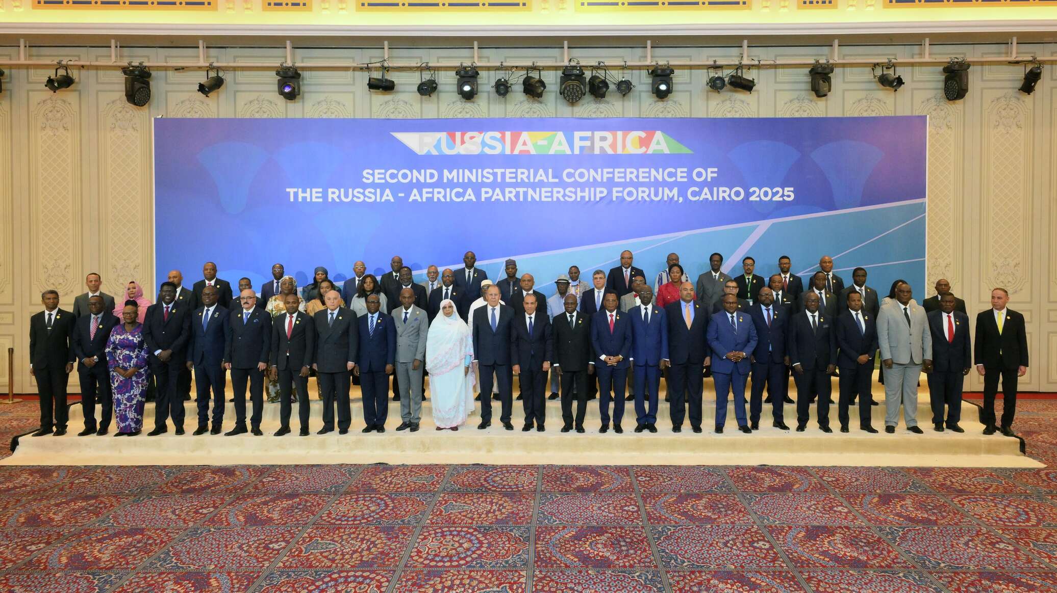 لافروف يتوسط الصورة الجماعية للمشاركين في منتدى الشراكة "الروسية الأفريقية" بالقاهرة... فيديو