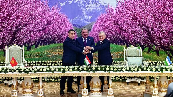 رئيس قيرغيزستان سدير جاباروف ورئيس طاجيكستان إمام علي رحمون ورئيس أوزبكستان شوكت ميرزيوييف (من اليسار إلى اليمين) في حفل توقيع اتفاقية تقاطع حدود الدولة للدول الثلاث في دوشانبي. - سبوتنيك عربي