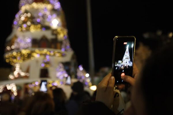 البترون &quot;تتبع النجمة&quot; وتكتب حكاية الميلاد.. فرح يجمع اللبنانيين بعد زمن صعب - سبوتنيك عربي