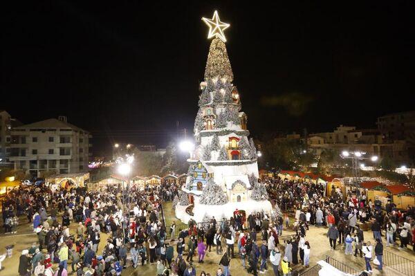 البترون &quot;تتبع النجمة&quot; وتكتب حكاية الميلاد.. فرح يجمع اللبنانيين بعد زمن صعب - سبوتنيك عربي