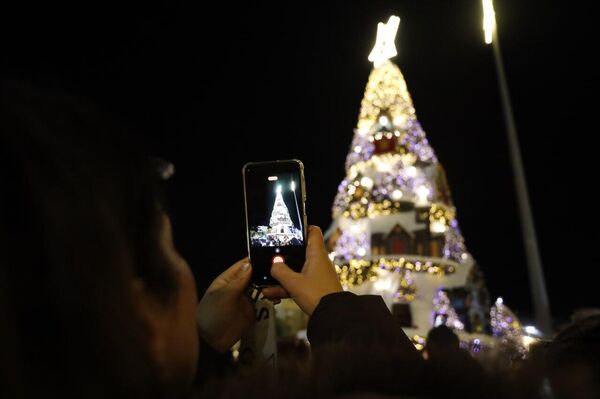 البترون &quot;تتبع النجمة&quot; وتكتب حكاية الميلاد.. فرح يجمع اللبنانيين بعد زمن صعب - سبوتنيك عربي