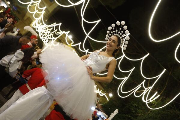 البترون &quot;تتبع النجمة&quot; وتكتب حكاية الميلاد.. فرح يجمع اللبنانيين بعد زمن صعب - سبوتنيك عربي