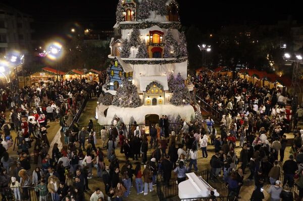 البترون &quot;تتبع النجمة&quot; وتكتب حكاية الميلاد.. فرح يجمع اللبنانيين بعد زمن صعب - سبوتنيك عربي