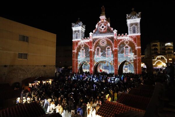 البترون &quot;تتبع النجمة&quot; وتكتب حكاية الميلاد فرح يجمع اللبنانيين بعد زمن صعب - سبوتنيك عربي