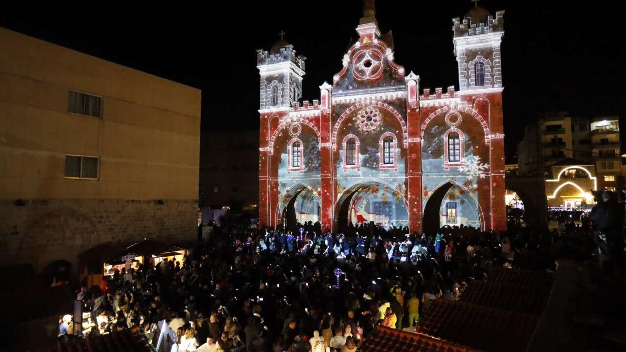 البترون "تتبع النجمة" وتكتب حكاية الميلاد.. فرح يجمع اللبنانيين بعد زمن صعب.. صور