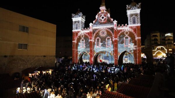 البترون تتبع النجمة وتكتب حكاية الميلاد... فرح يجمع اللبنانيين بعد زمنٍ صعب - سبوتنيك عربي