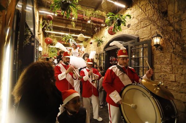 البترون &quot;تتبع النجمة&quot; وتكتب حكاية الميلاد فرح يجمع اللبنانيين بعد زمن صعب - سبوتنيك عربي