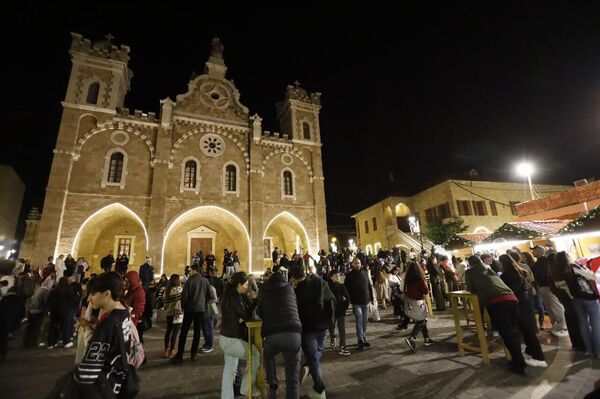 البترون &quot;تتبع النجمة&quot; وتكتب حكاية الميلاد.. فرح يجمع اللبنانيين بعد زمن صعب - سبوتنيك عربي
