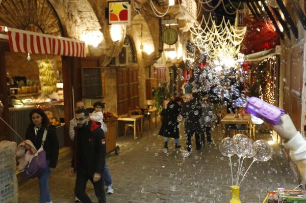 البترون &quot;تتبع النجمة&quot; وتكتب حكاية الميلاد.. فرح يجمع اللبنانيين بعد زمن صعب - سبوتنيك عربي