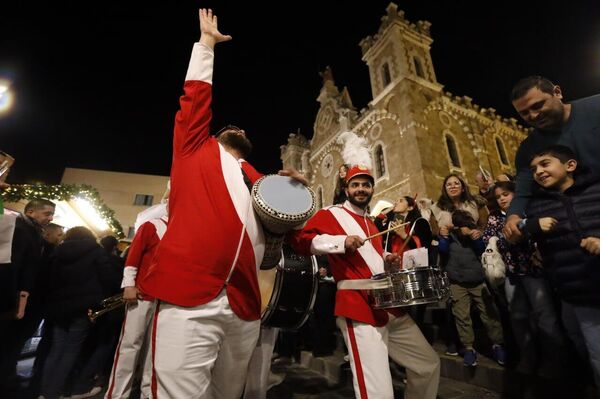 البترون &quot;تتبع النجمة&quot; وتكتب حكاية الميلاد.. فرح يجمع اللبنانيين بعد زمن صعب - سبوتنيك عربي
